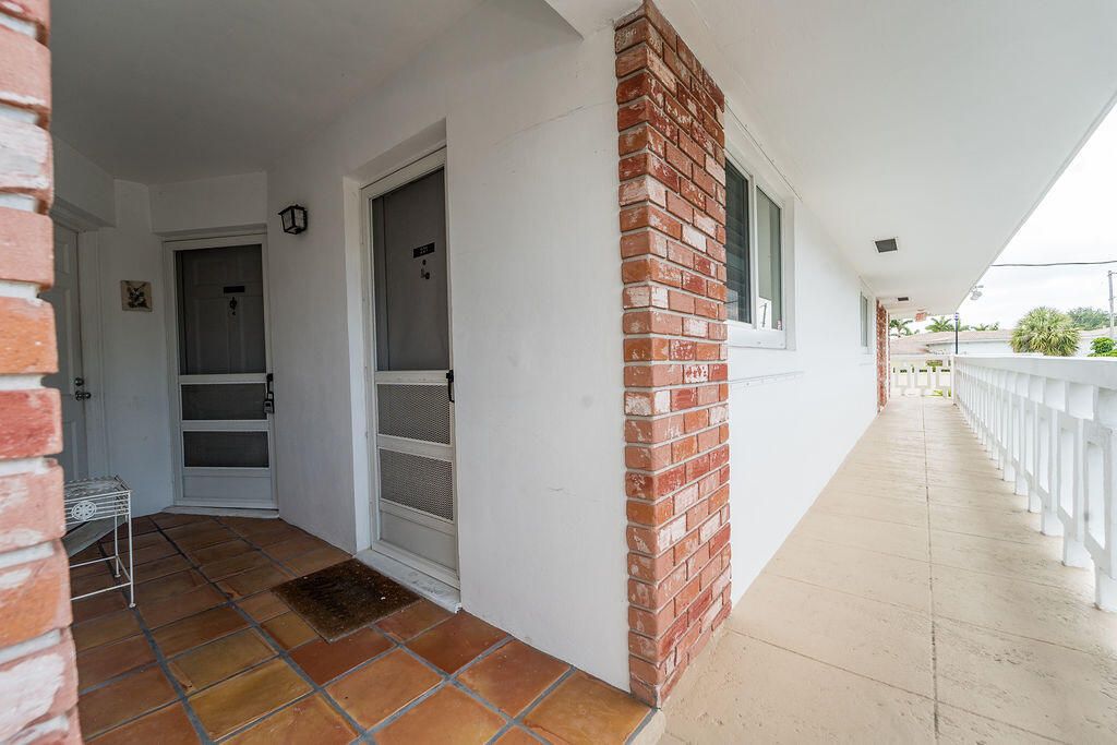 For Sale: $221,999 (2 beds, 2 baths, 869 Square Feet)