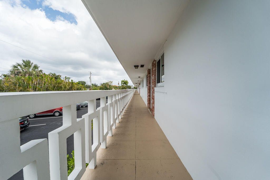 For Sale: $221,999 (2 beds, 2 baths, 869 Square Feet)