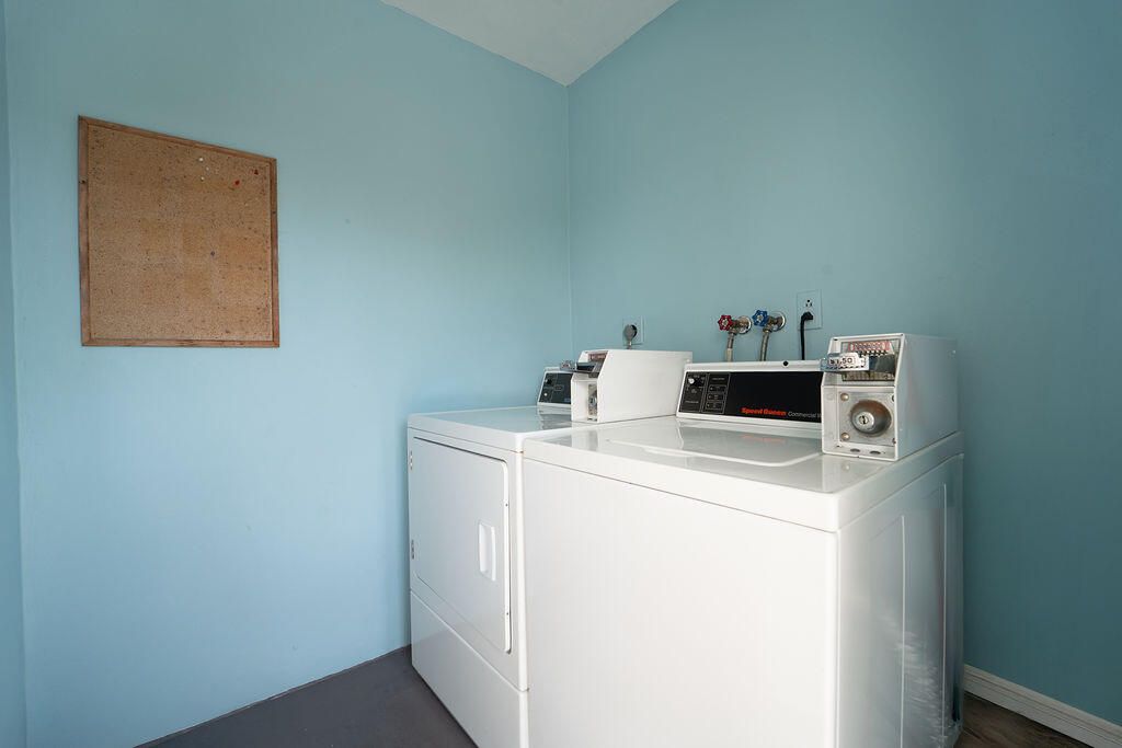 For Sale: $221,999 (2 beds, 2 baths, 869 Square Feet)