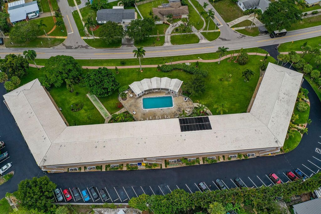 For Sale: $221,999 (2 beds, 2 baths, 869 Square Feet)