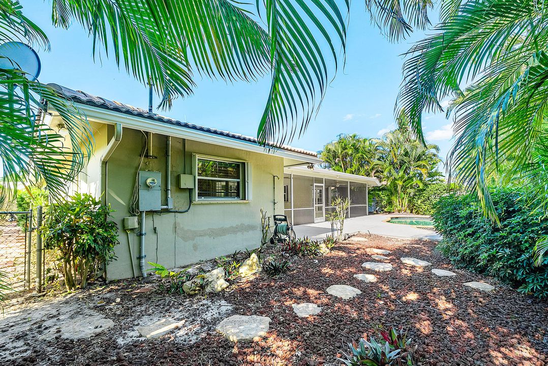 For Sale: $845,000 (4 beds, 2 baths, 1678 Square Feet)