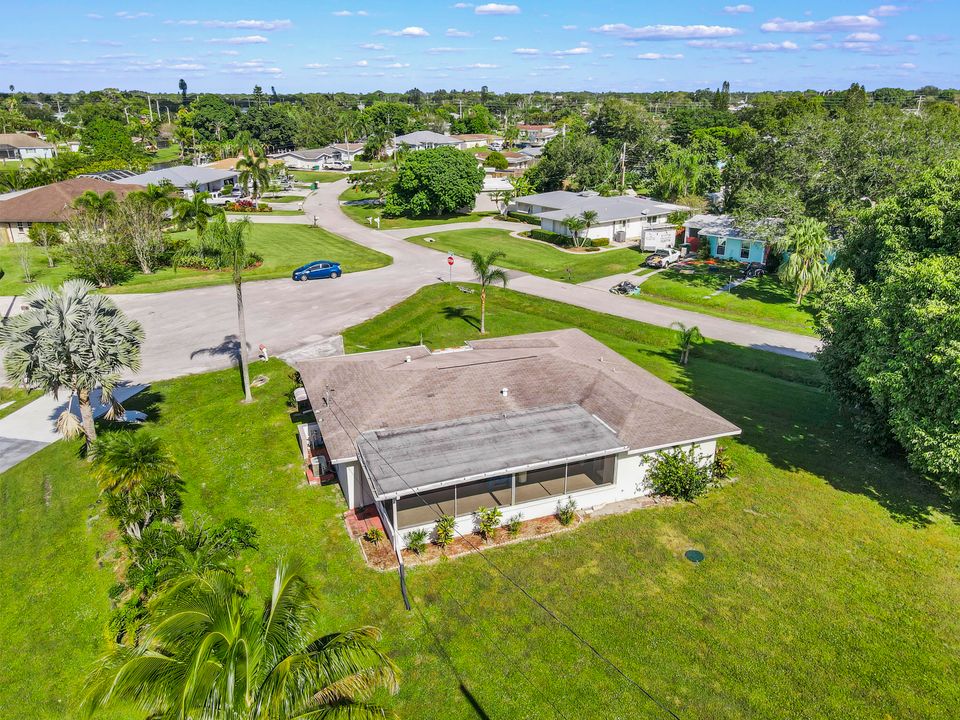 For Sale: $279,000 (2 beds, 2 baths, 1305 Square Feet)