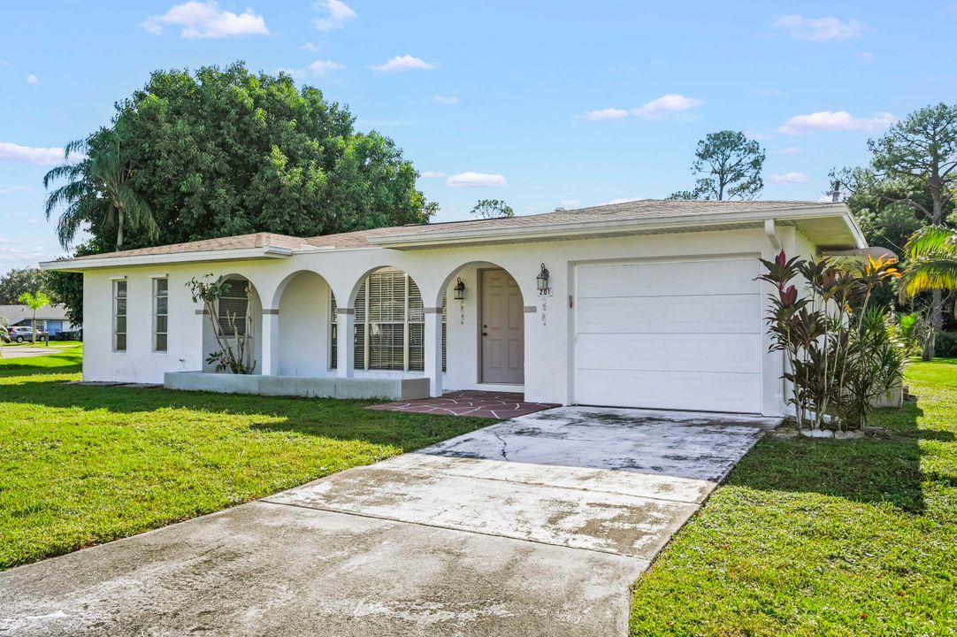 For Sale: $279,000 (2 beds, 2 baths, 1305 Square Feet)