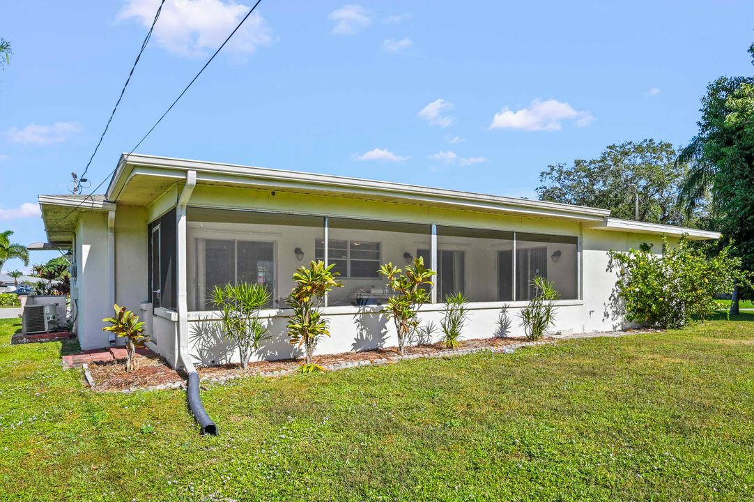 For Sale: $279,000 (2 beds, 2 baths, 1305 Square Feet)