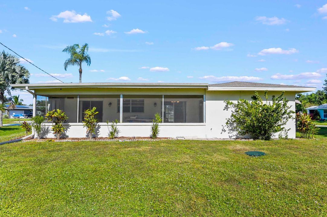 For Sale: $279,000 (2 beds, 2 baths, 1305 Square Feet)