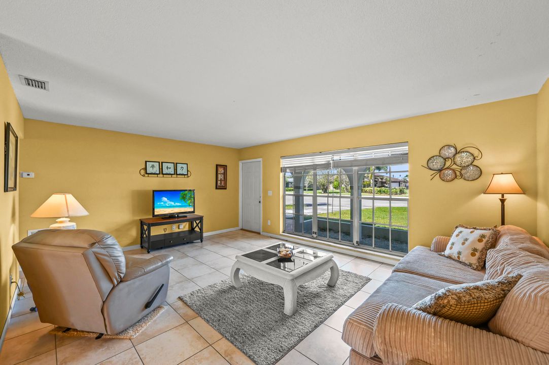 For Sale: $279,000 (2 beds, 2 baths, 1305 Square Feet)