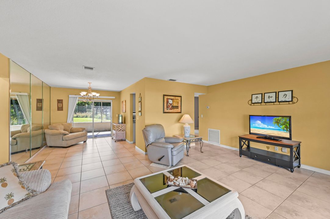 For Sale: $279,000 (2 beds, 2 baths, 1305 Square Feet)