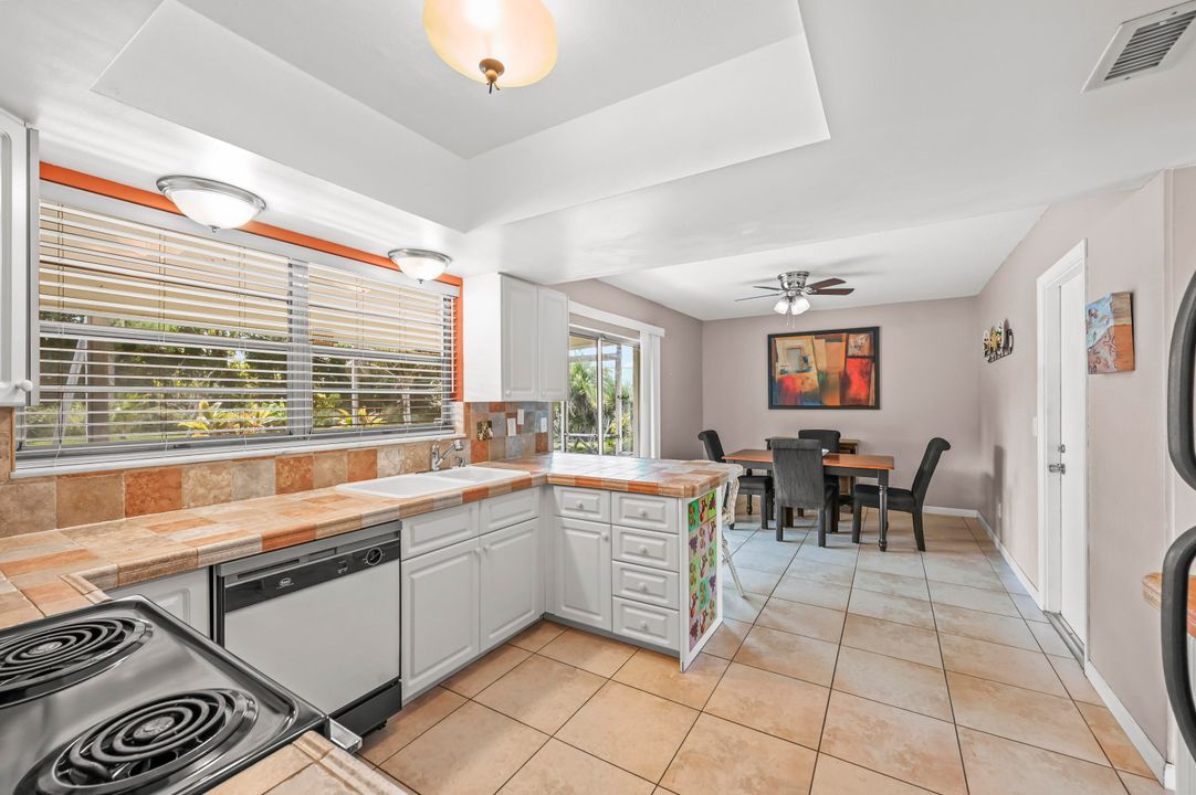 For Sale: $279,000 (2 beds, 2 baths, 1305 Square Feet)