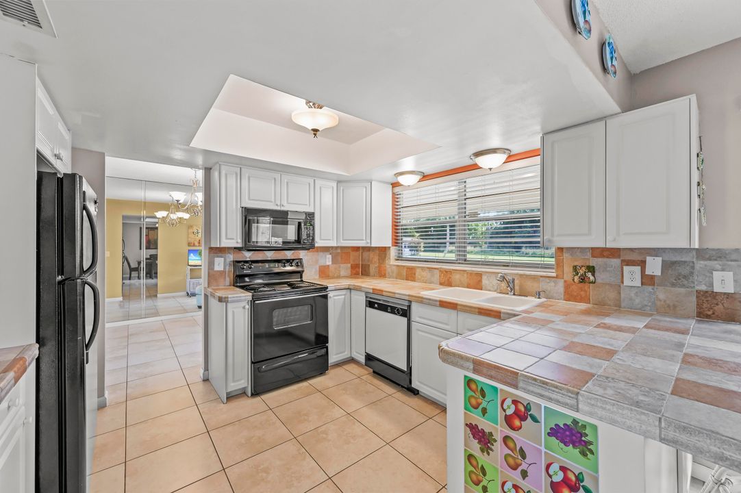 For Sale: $279,000 (2 beds, 2 baths, 1305 Square Feet)