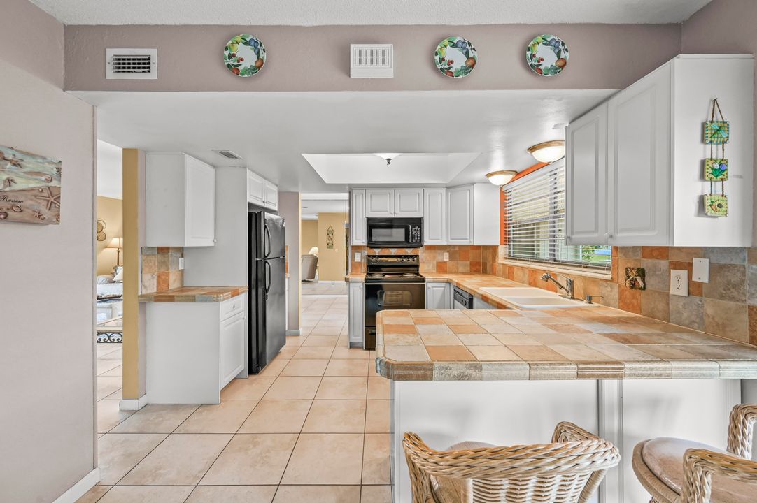 For Sale: $279,000 (2 beds, 2 baths, 1305 Square Feet)