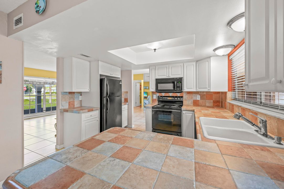For Sale: $279,000 (2 beds, 2 baths, 1305 Square Feet)