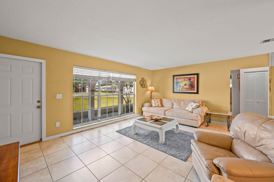 For Sale: $279,000 (2 beds, 2 baths, 1305 Square Feet)