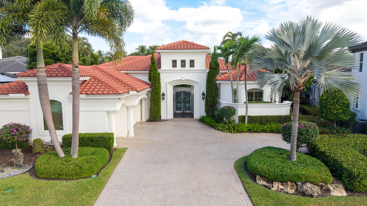 Под контрактом: $3,500,000 (3 спален, 3 ванн, 3571 Квадратных фут)