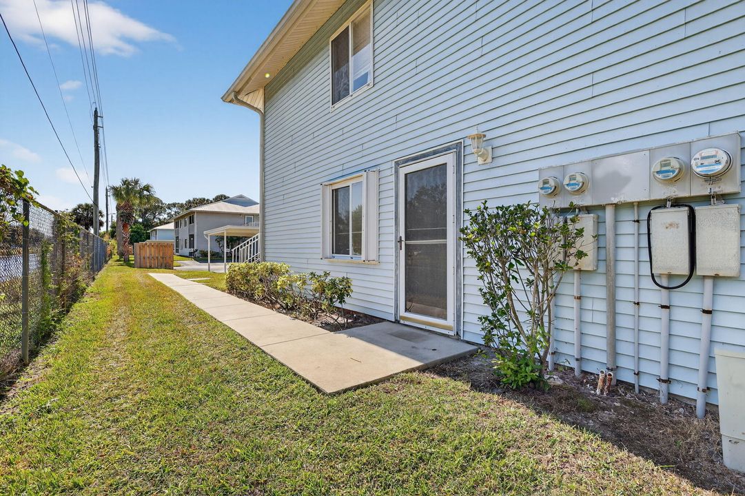 For Sale: $124,900 (2 beds, 2 baths, 948 Square Feet)