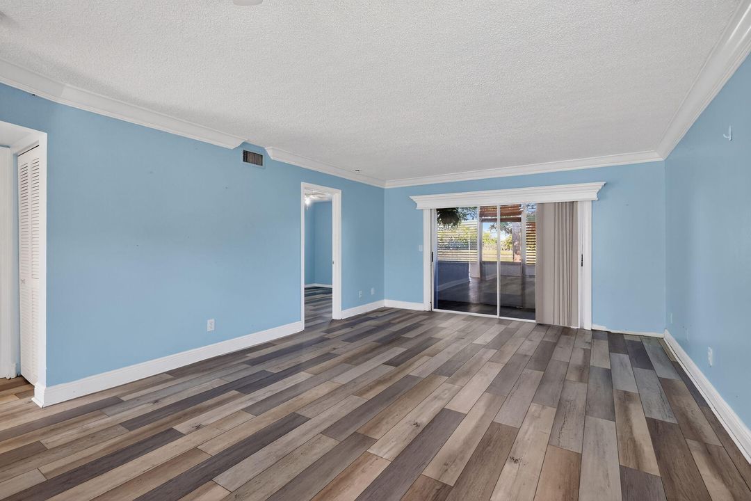 For Sale: $124,900 (2 beds, 2 baths, 948 Square Feet)