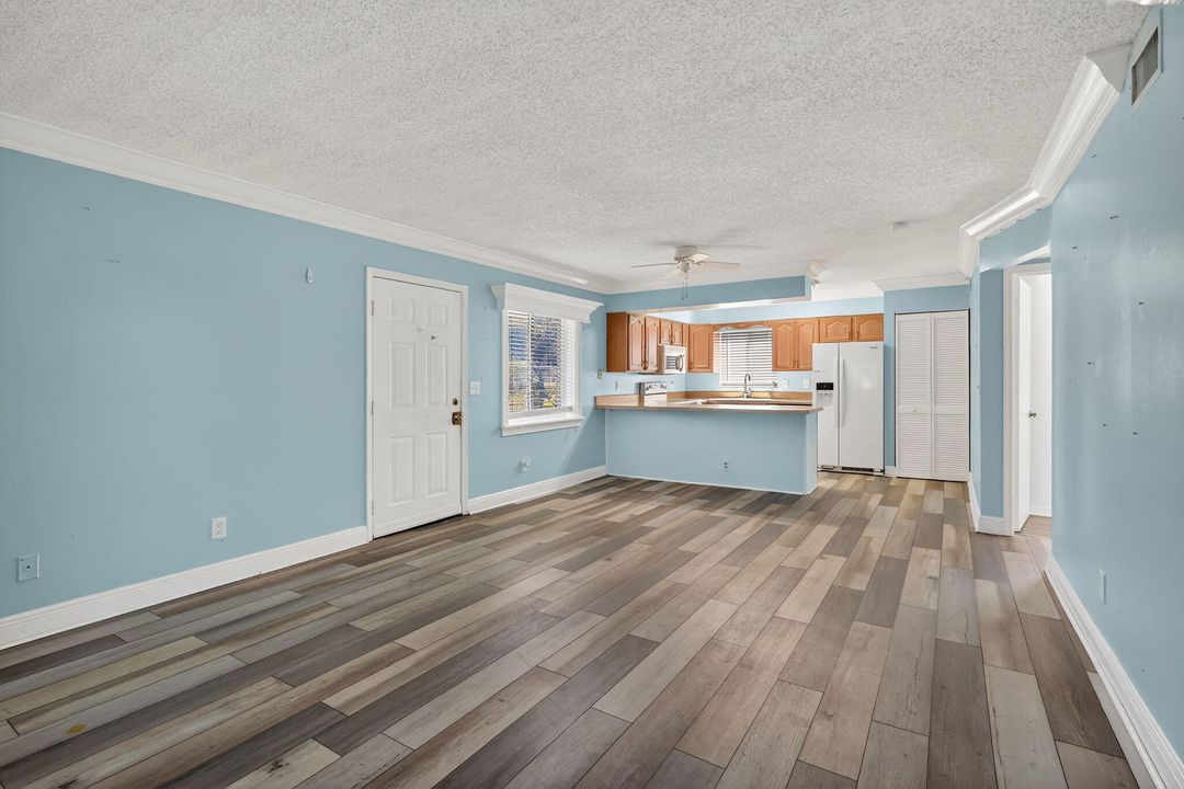 For Sale: $124,900 (2 beds, 2 baths, 948 Square Feet)