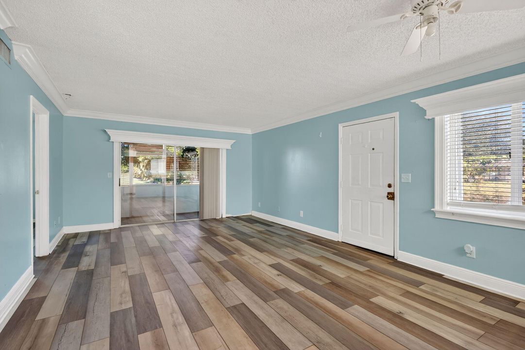 For Sale: $124,900 (2 beds, 2 baths, 948 Square Feet)