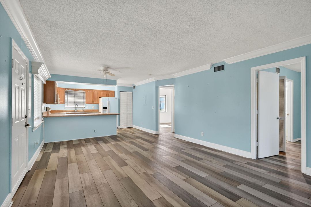 For Sale: $124,900 (2 beds, 2 baths, 948 Square Feet)