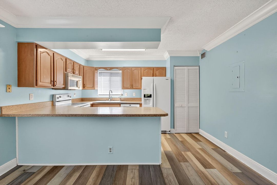 For Sale: $124,900 (2 beds, 2 baths, 948 Square Feet)