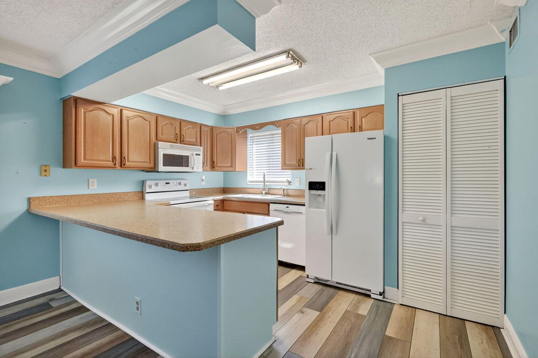 For Sale: $124,900 (2 beds, 2 baths, 948 Square Feet)