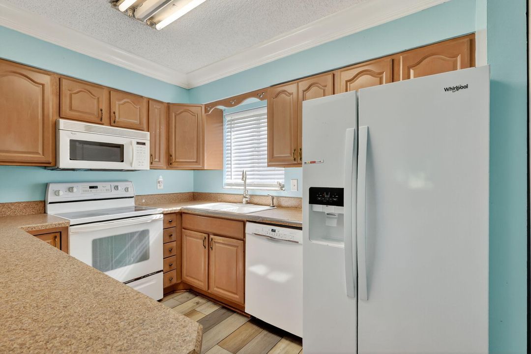 For Sale: $124,900 (2 beds, 2 baths, 948 Square Feet)