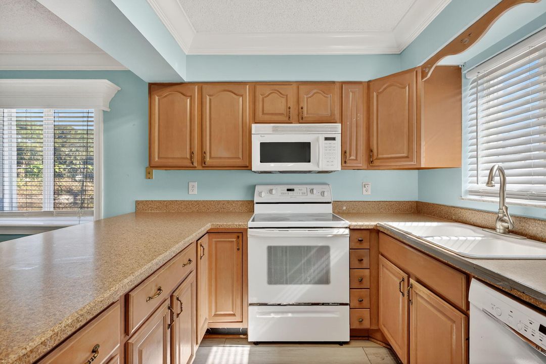 For Sale: $124,900 (2 beds, 2 baths, 948 Square Feet)