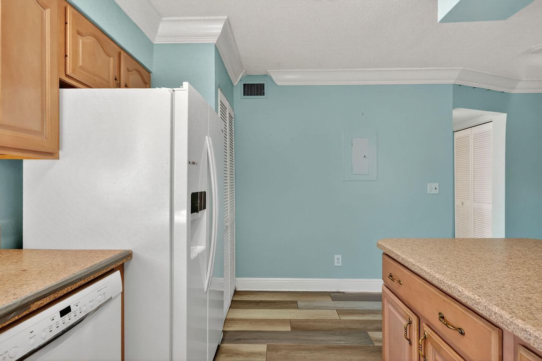 For Sale: $124,900 (2 beds, 2 baths, 948 Square Feet)