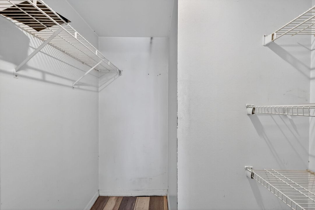 For Sale: $124,900 (2 beds, 2 baths, 948 Square Feet)