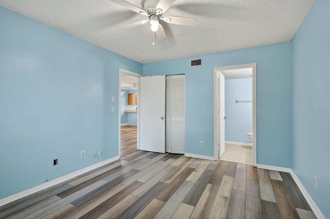 For Sale: $124,900 (2 beds, 2 baths, 948 Square Feet)