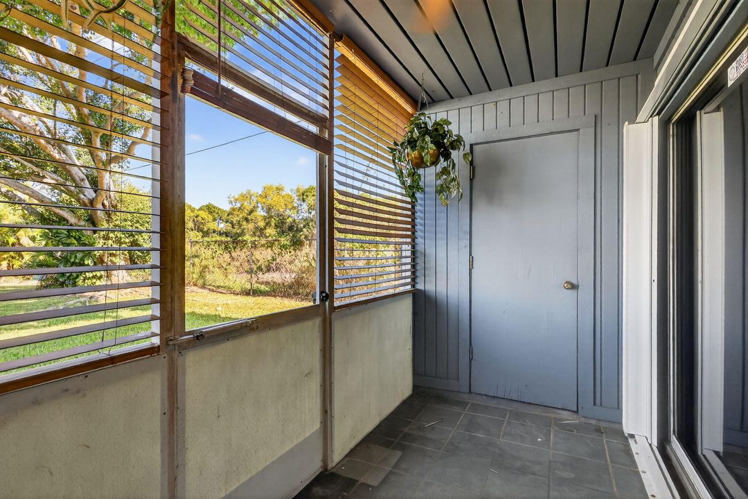 For Sale: $124,900 (2 beds, 2 baths, 948 Square Feet)