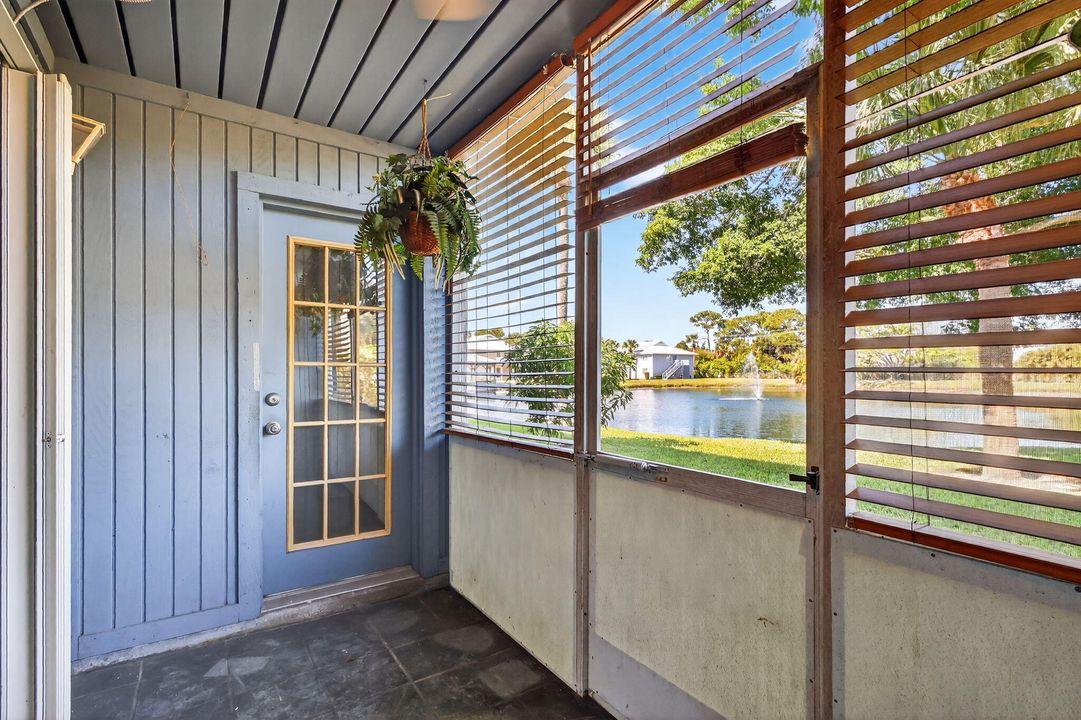 For Sale: $124,900 (2 beds, 2 baths, 948 Square Feet)