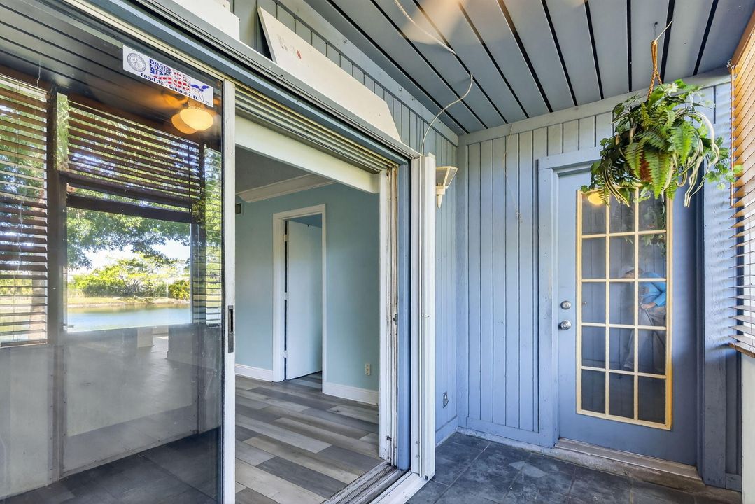 For Sale: $124,900 (2 beds, 2 baths, 948 Square Feet)