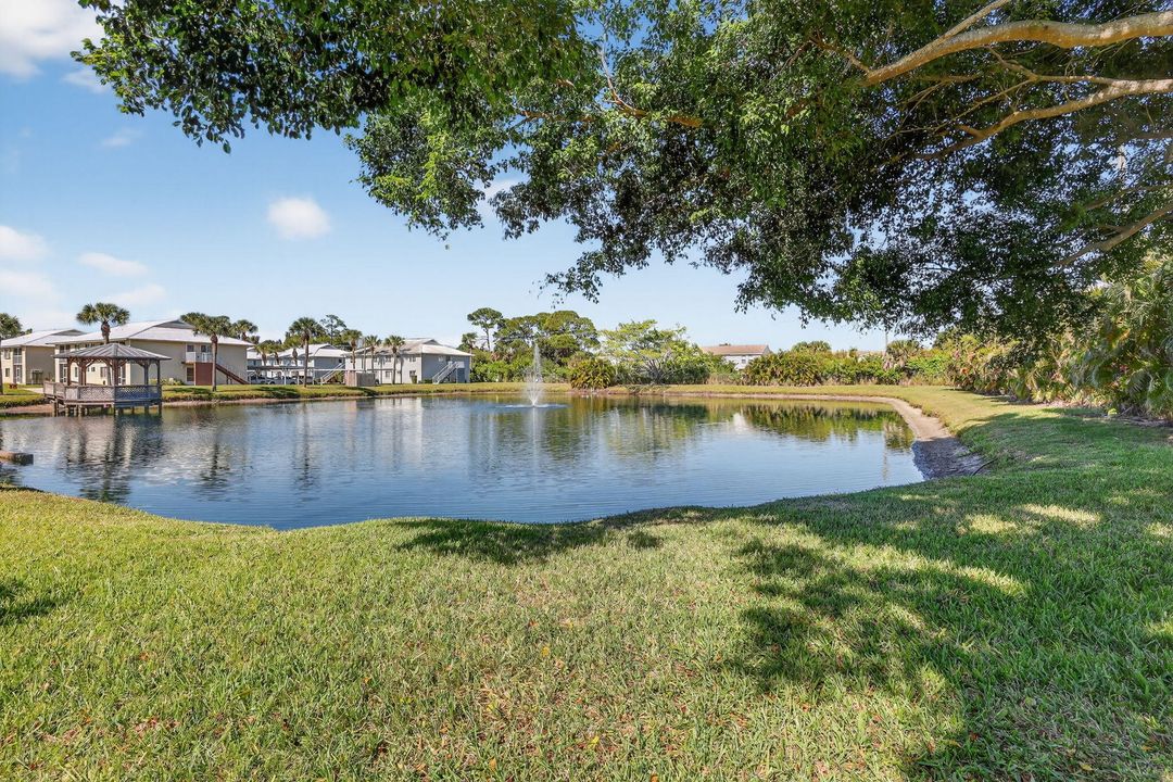 For Sale: $124,900 (2 beds, 2 baths, 948 Square Feet)