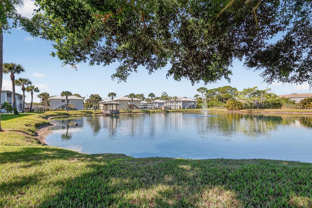 For Sale: $124,900 (2 beds, 2 baths, 948 Square Feet)