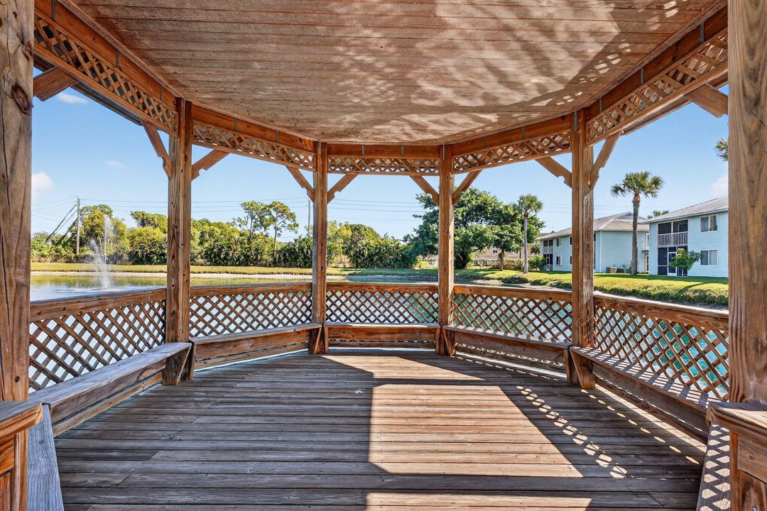 For Sale: $124,900 (2 beds, 2 baths, 948 Square Feet)