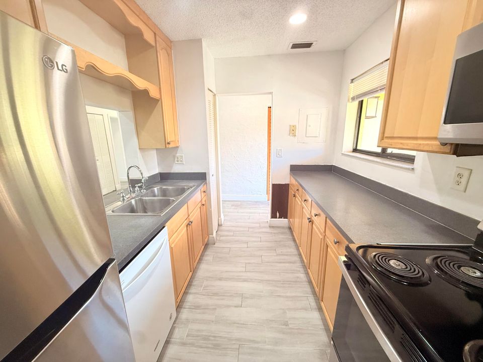 待售: $280,000 (2 贝兹, 2 浴室, 957 平方英尺)