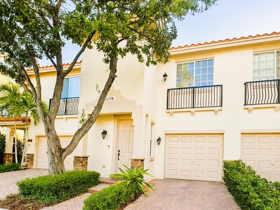 Active With Contract: $3,100 (3 beds, 2 baths, 1674 Square Feet)