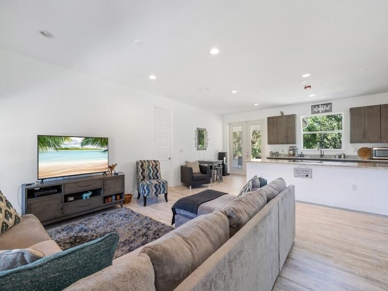 For Sale: $899,900 (3 beds, 2 baths, 1800 Square Feet)