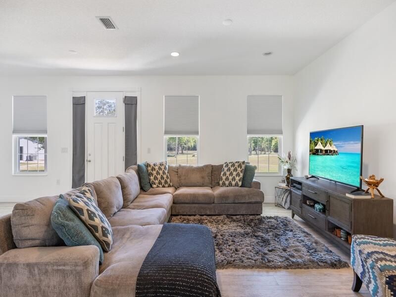 For Sale: $899,900 (3 beds, 2 baths, 1800 Square Feet)