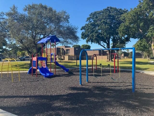 Под контрактом: $2,250 (2 спален, 2 ванн, 1235 Квадратных фут)