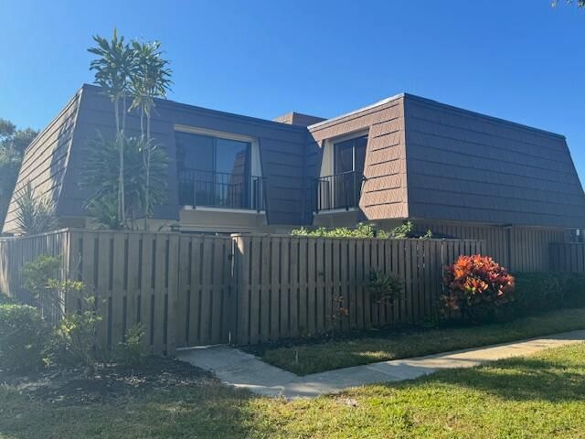 Под контрактом: $2,250 (2 спален, 2 ванн, 1235 Квадратных фут)