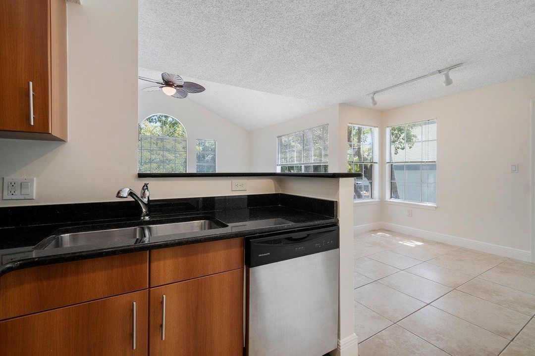 Active With Contract: $2,300 (2 beds, 2 baths, 948 Square Feet)