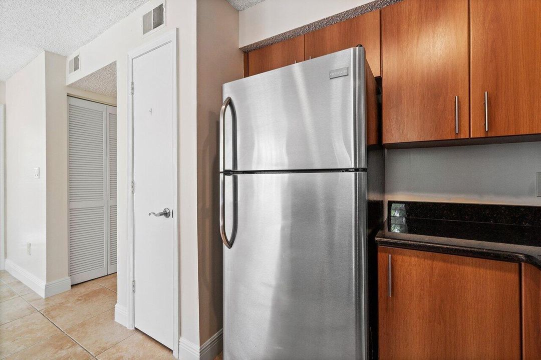 Active With Contract: $2,300 (2 beds, 2 baths, 948 Square Feet)