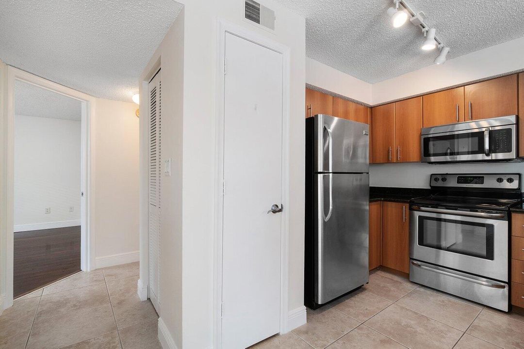 Active With Contract: $2,300 (2 beds, 2 baths, 948 Square Feet)