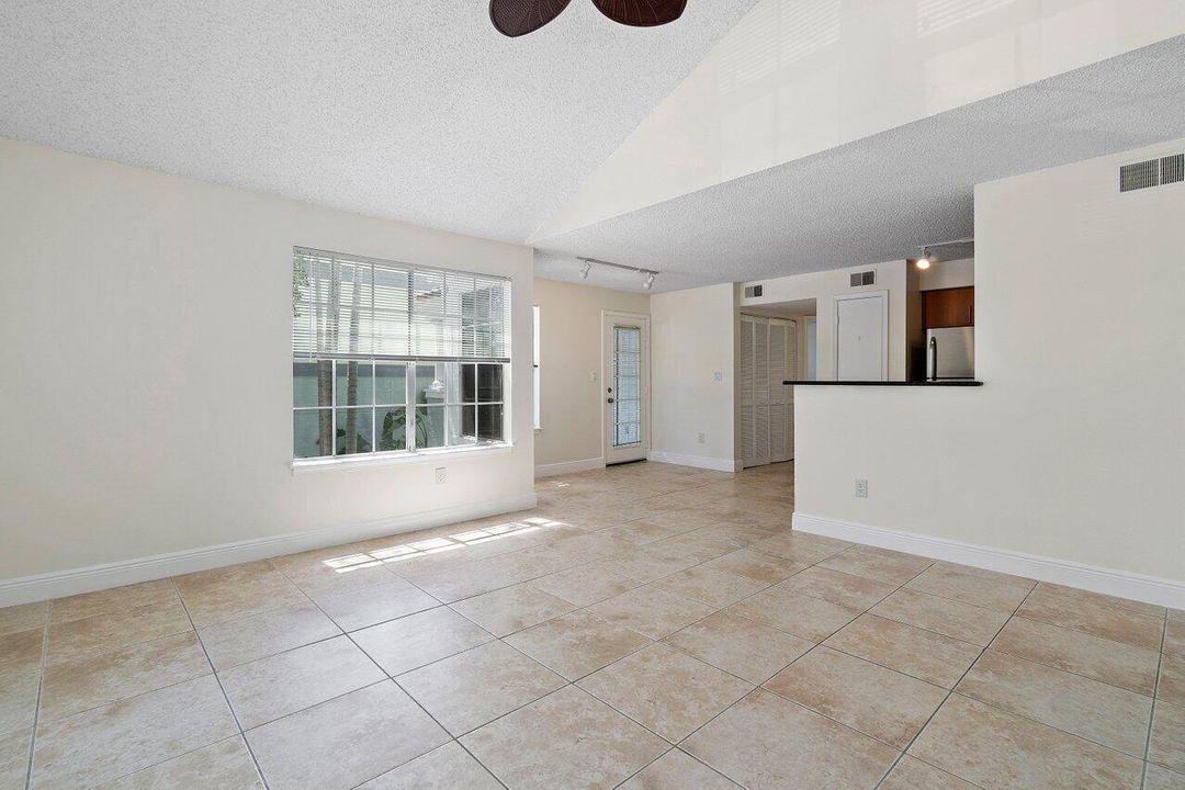 Active With Contract: $2,300 (2 beds, 2 baths, 948 Square Feet)