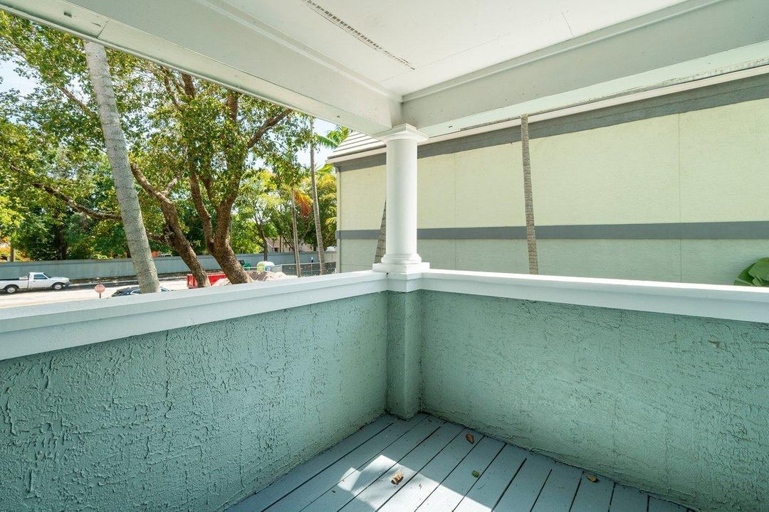 Active With Contract: $2,300 (2 beds, 2 baths, 948 Square Feet)