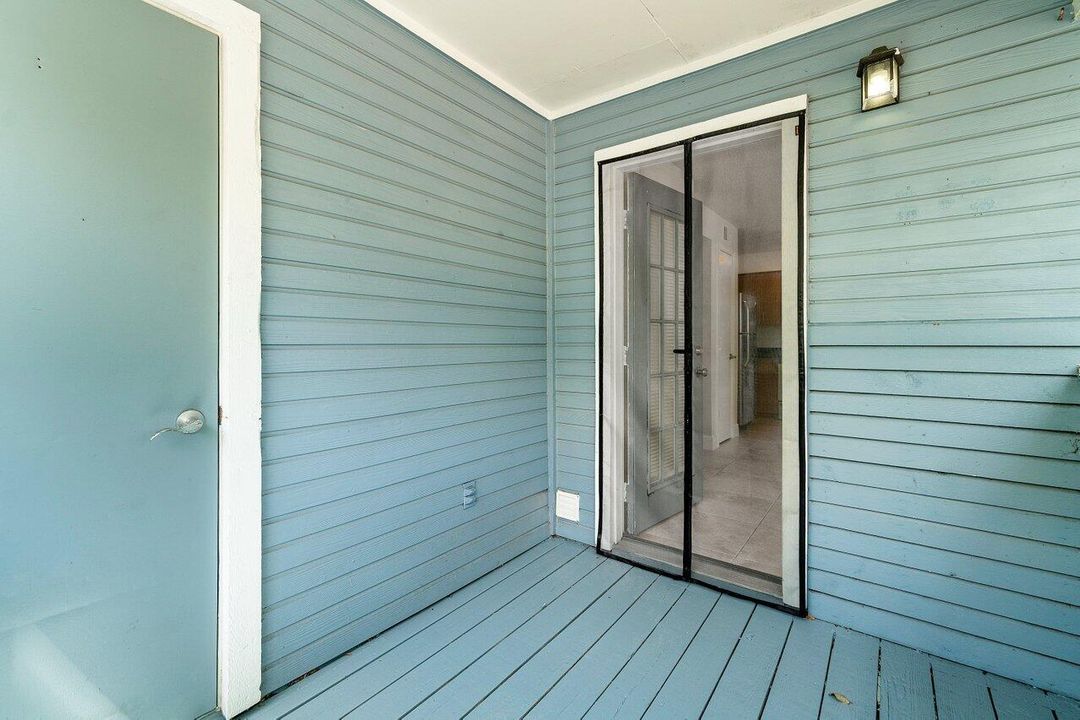 Active With Contract: $2,300 (2 beds, 2 baths, 948 Square Feet)