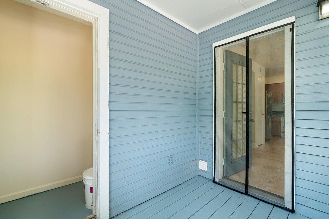 Active With Contract: $2,300 (2 beds, 2 baths, 948 Square Feet)