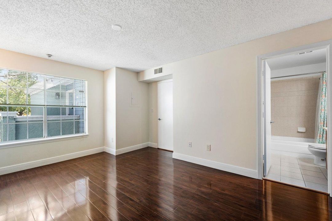 Active With Contract: $2,300 (2 beds, 2 baths, 948 Square Feet)