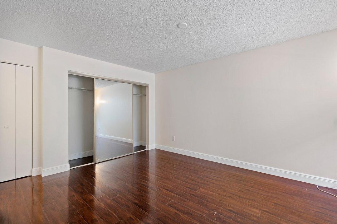 Active With Contract: $2,300 (2 beds, 2 baths, 948 Square Feet)